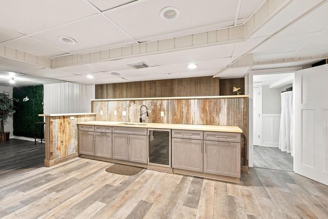10400 W Pallottine DRIVE, Greenfield, WI 53228