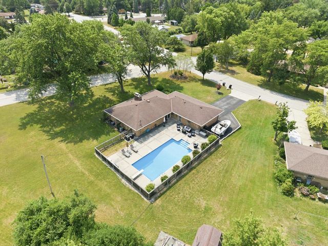 10400 W Pallottine DRIVE, Greenfield, WI 53228