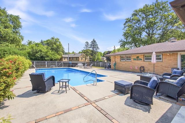 10400 W Pallottine DRIVE, Greenfield, WI 53228