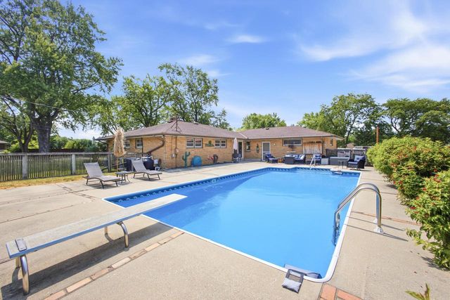 10400 W Pallottine DRIVE, Greenfield, WI 53228