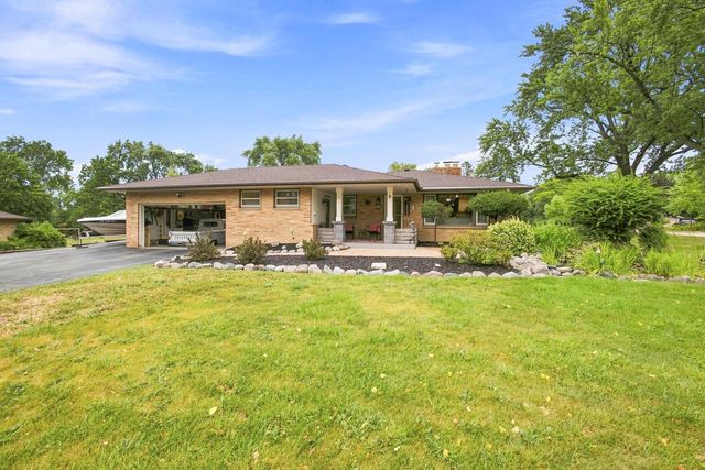 10400 W Pallottine DRIVE, Greenfield, WI 53228