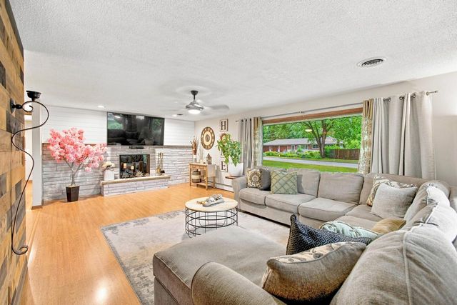 10400 W Pallottine DRIVE, Greenfield, WI 53228