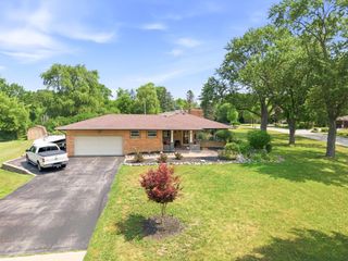 10400 W Pallottine DRIVE, Greenfield, WI 53228