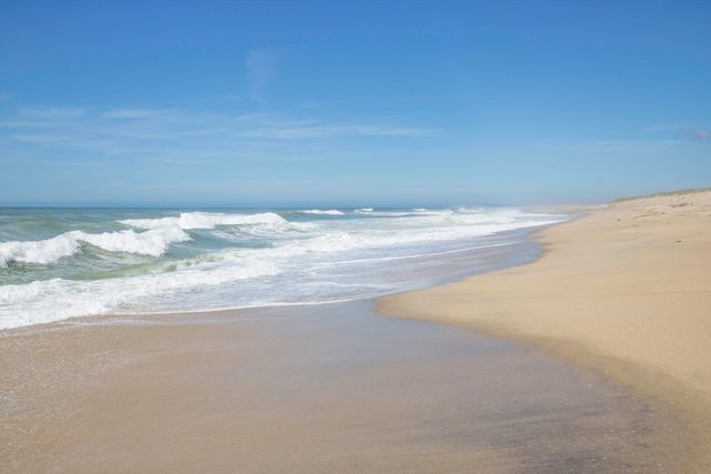 111 Charles Neck Way, West Tisbury, MA 02575