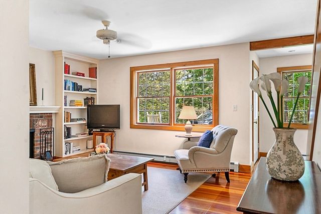 111 Charles Neck Way, West Tisbury, MA 02575