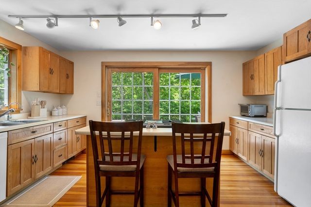 111 Charles Neck Way, West Tisbury, MA 02575