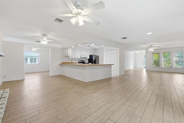 285 LORRAINE AVENUE, Venice, FL 34293