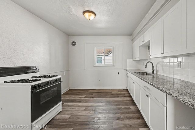 7528 Hudson Avenue, Warren, MI 48091