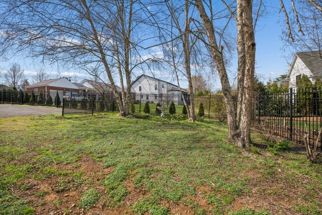 2418C Abbott Martin Rd, Nashville, TN 37215