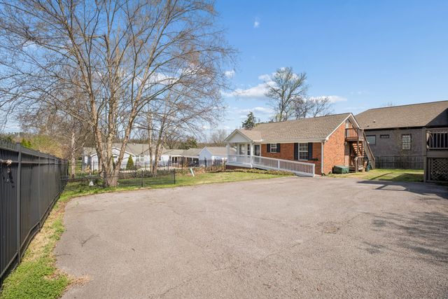 2418C Abbott Martin Rd, Nashville, TN 37215