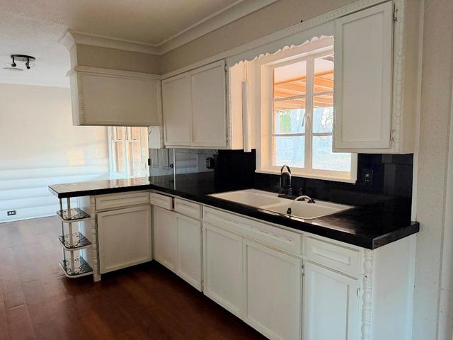 1329 W Thompson Avenue, Enid, OK 73703