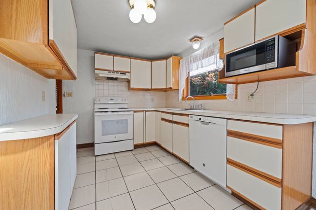 5 Anderson St, Peabody, MA 01960