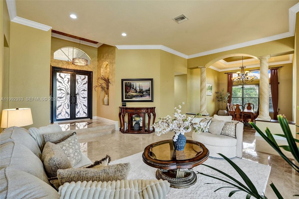 Image 10 of property listing at 14957 SW 34th St, Davie, FL 33331