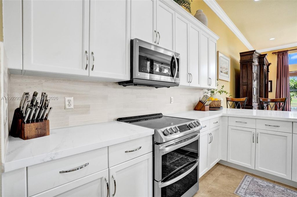 Image 23 of property listing at 14957 SW 34th St, Davie, FL 33331