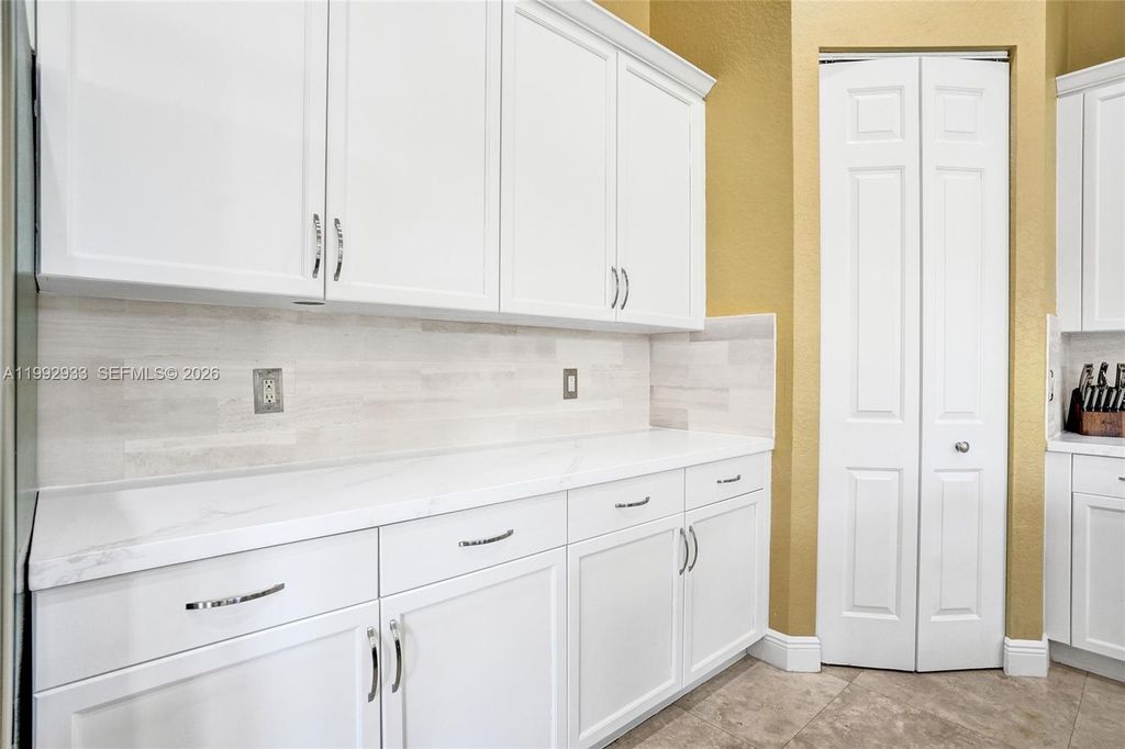 Image 26 of property listing at 14957 SW 34th St, Davie, FL 33331