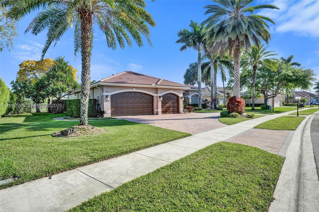 Image 5 of property listing at 14957 SW 34th St, Davie, FL 33331