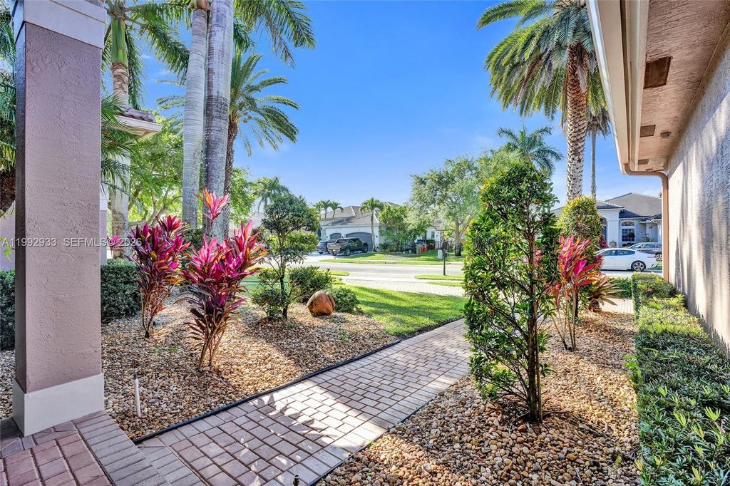 Image 7 of property listing at 14957 SW 34th St, Davie, FL 33331