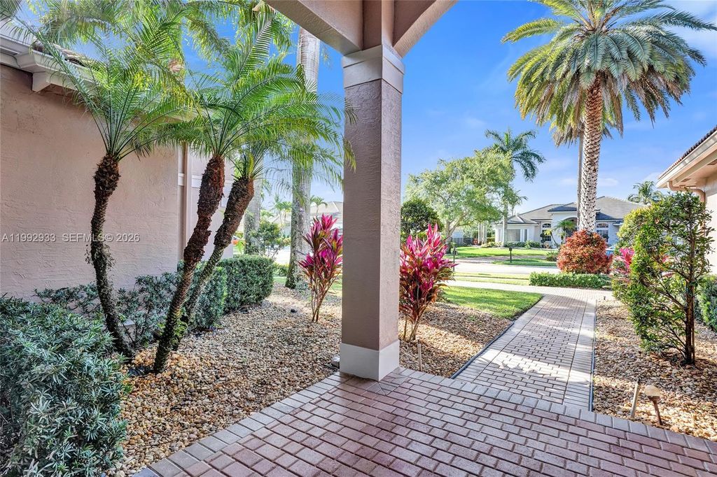 Image 8 of property listing at 14957 SW 34th St, Davie, FL 33331