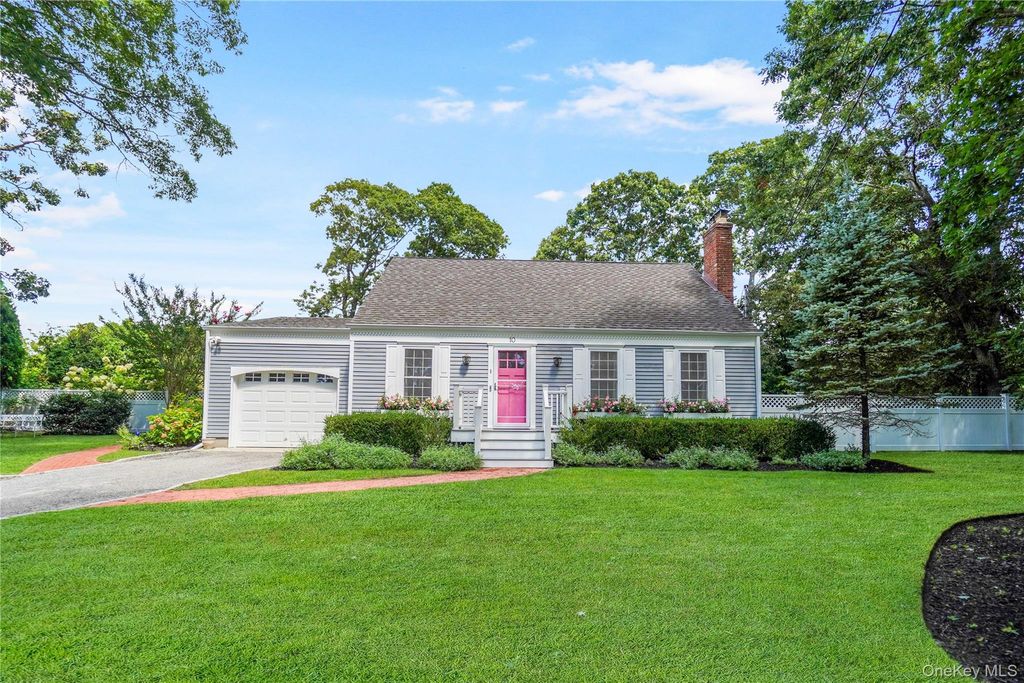 10 Tall Oak Lane, Remsenburg, NY 11960