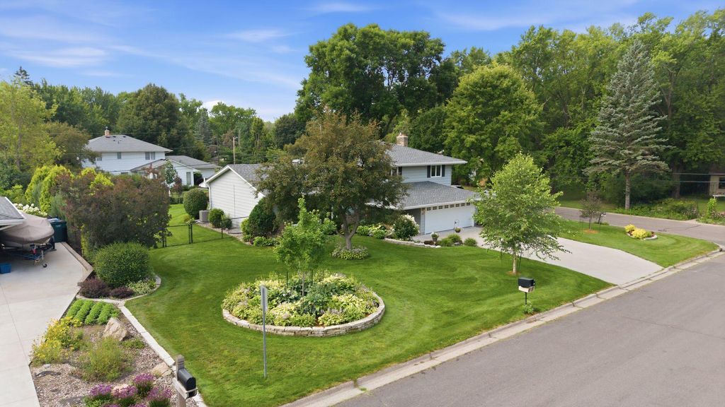 980 Lydia Avenue W, Roseville, MN 55113 — photo 2