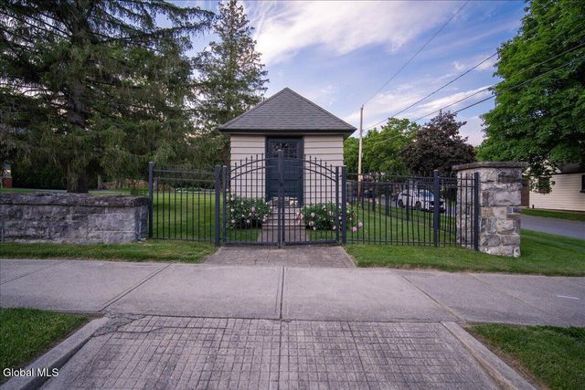 720 N Broadway, Saratoga Springs, NY 12866