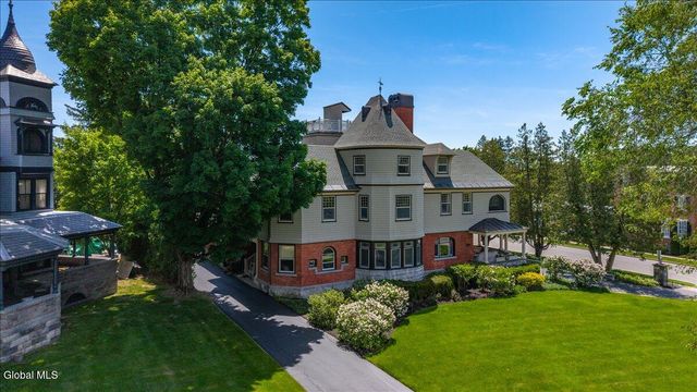 720 N Broadway, Saratoga Springs, NY 12866