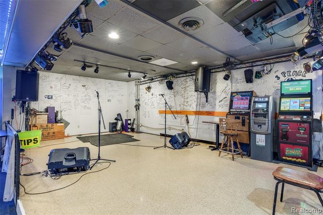 844 E 10 Mile Road, Hazel Park, MI 48030