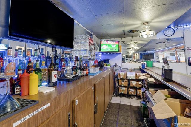 844 E 10 Mile Road, Hazel Park, MI 48030