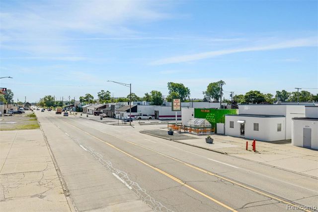 844 E 10 Mile Road, Hazel Park, MI 48030