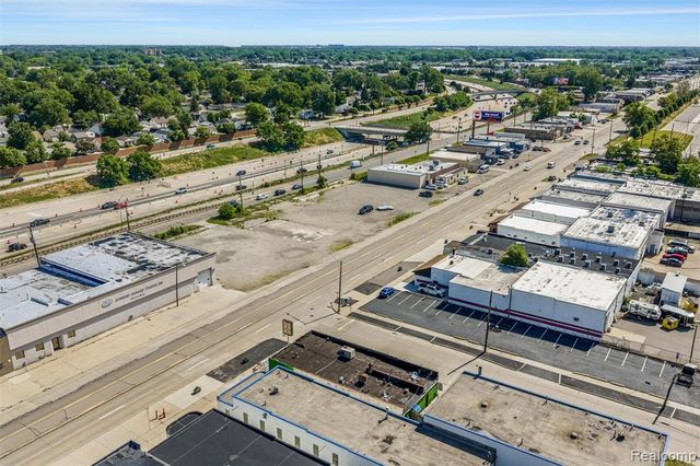 844 E 10 Mile Road, Hazel Park, MI 48030