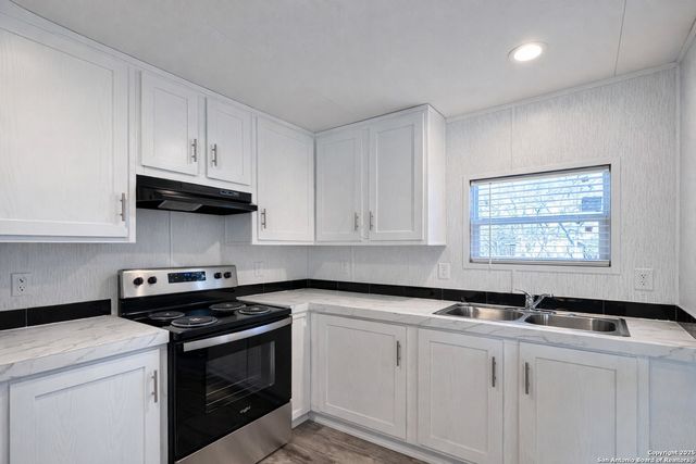 563 Oak Trail, Canyon Lake, TX 78133