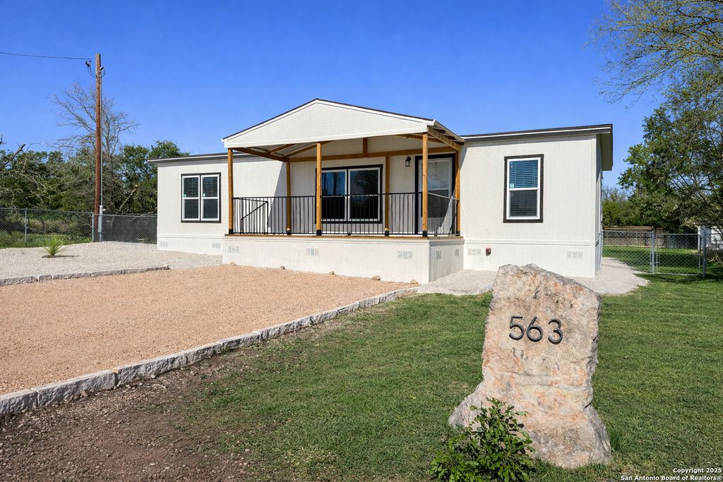 563 Oak Trail, Canyon Lake, TX 78133