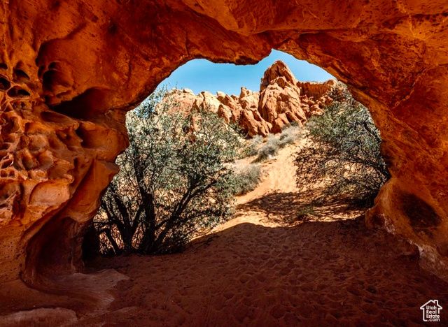 2323 E ESCONDIDO DR, Washington, UT 84780