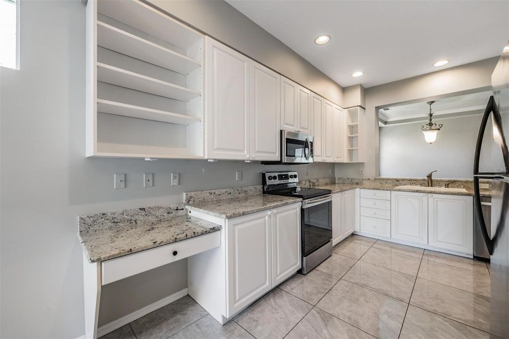 Image 9 of property listing at 12752 ASTON CREEK DRIVE, Tampa, FL 33626