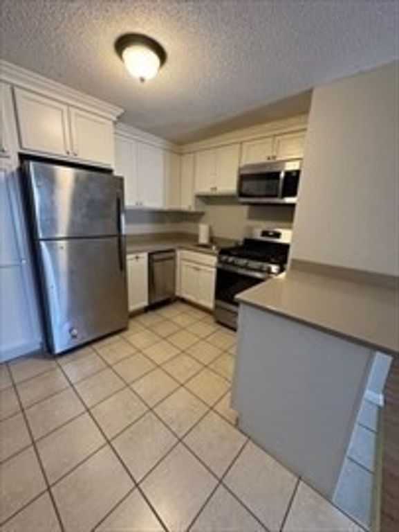 82 Boylston Lane 18, Lowell, MA 01852