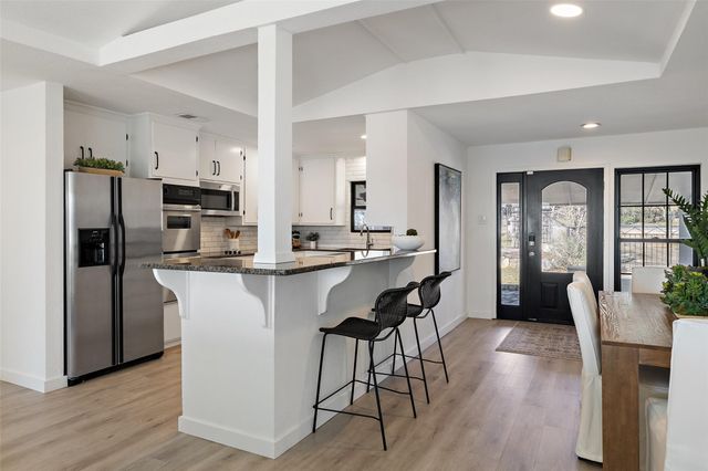 1201 Lakeshore DR, Spicewood, TX 78669