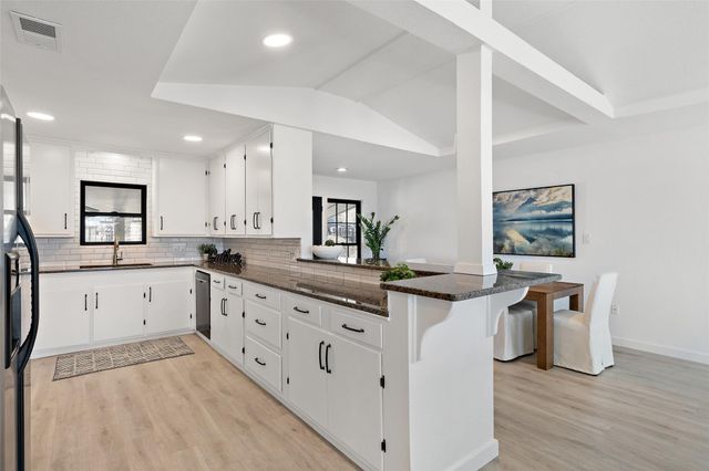 1201 Lakeshore DR, Spicewood, TX 78669