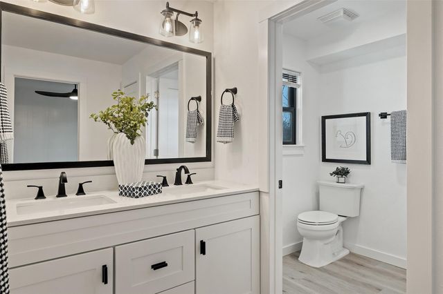 1201 Lakeshore DR, Spicewood, TX 78669