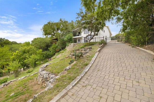 1201 Lakeshore DR, Spicewood, TX 78669