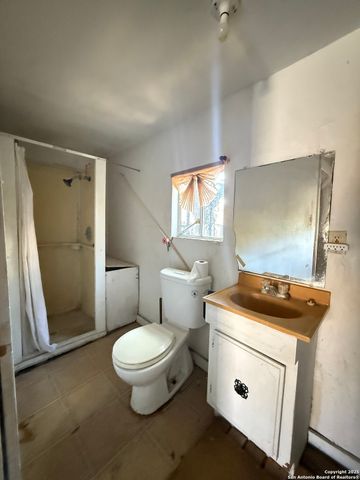 215 Gulf, San Antonio, TX 78202