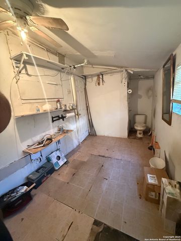 215 Gulf, San Antonio, TX 78202