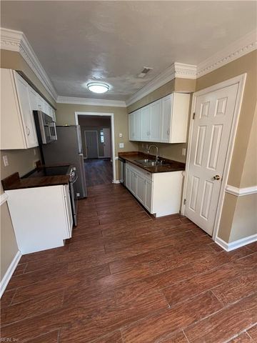 1829 Candlelight DR, Chesapeake, VA 23325
