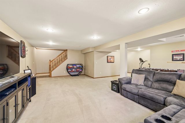 9913 Alpine Drive, Urbandale, IA 50322