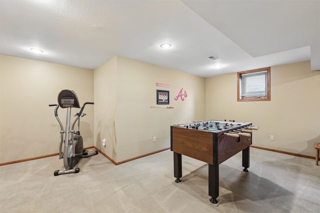 9913 Alpine Drive, Urbandale, IA 50322