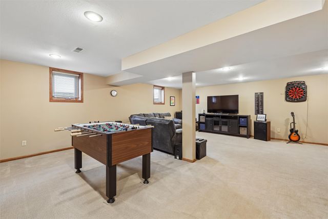 9913 Alpine Drive, Urbandale, IA 50322