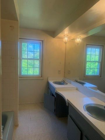 35800 Lyndon Street, Livonia, MI 48154