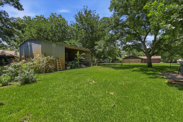 200 W North Street, Aubrey, TX 76227