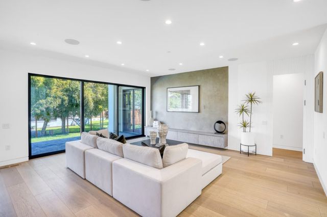 957 Clara Drive, Palo Alto, CA 94303