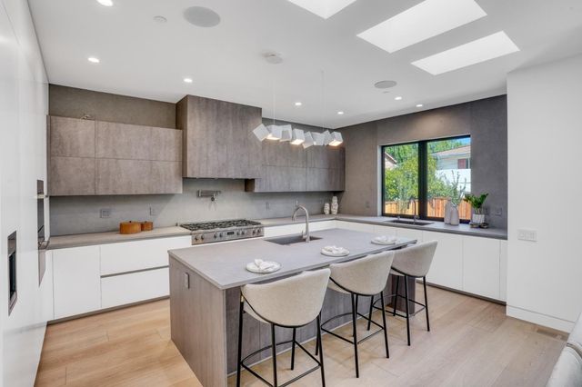 957 Clara Drive, Palo Alto, CA 94303