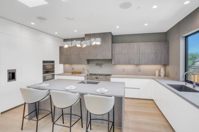 957 Clara Drive, Palo Alto, CA 94303